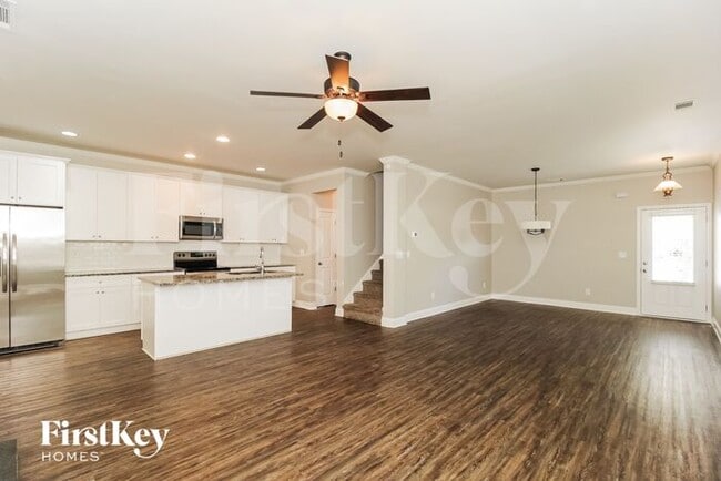 Building Photo - 28 E Newnan Rd
