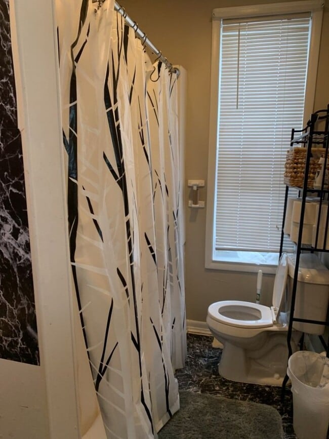 Building Photo - 830 E 6th St