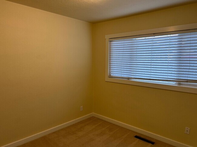 Building Photo - Updated Spacious Home!