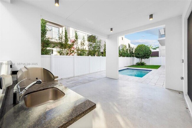 Building Photo - 7455 NW 103rd Pl