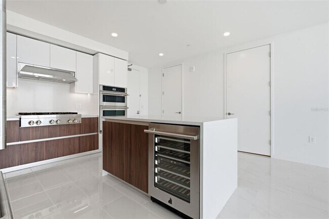 Building Photo - 400 Central Ave