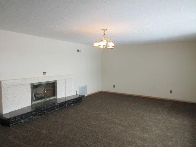Building Photo - **Move-In Discount** Spacious single level home with a retro feel - you must see!