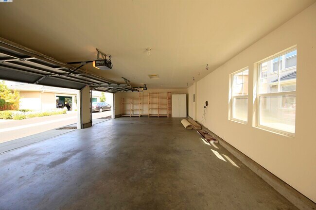 Building Photo - 1516 Whispering Oaks Way