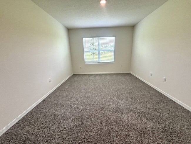 Building Photo - 5555 Hayloft Dr