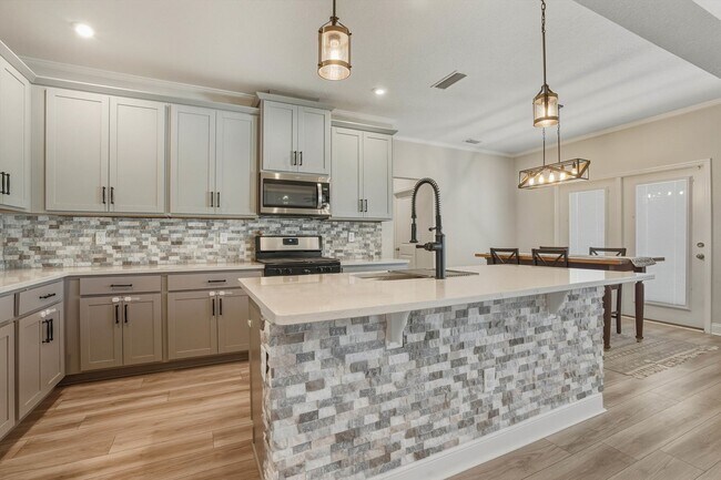 Building Photo - Beautiful Home