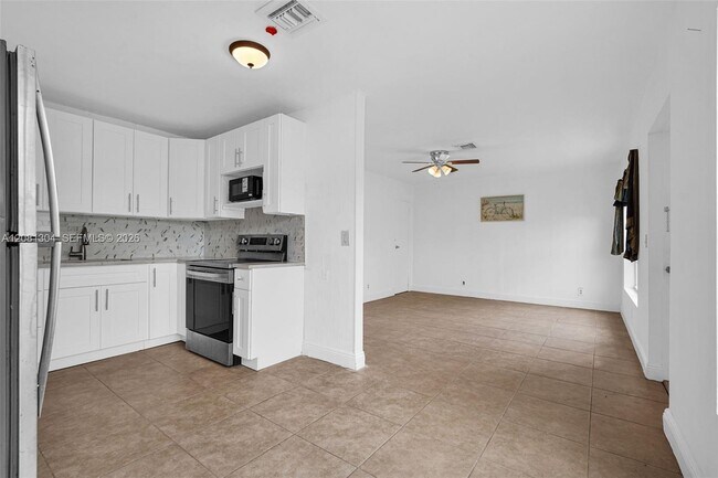Building Photo - 3541 NW 7th Pl