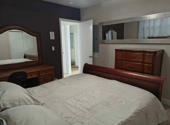 Building Photo - 5741 SW 24th Ave