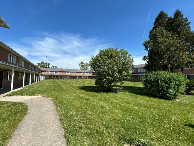 Building Photo - 2 Bedroom Condo for Rent  Warrenville HTS