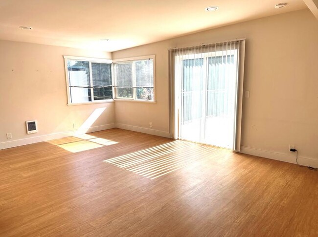 Building Photo - 2 bedroom in Seattle WA 98103