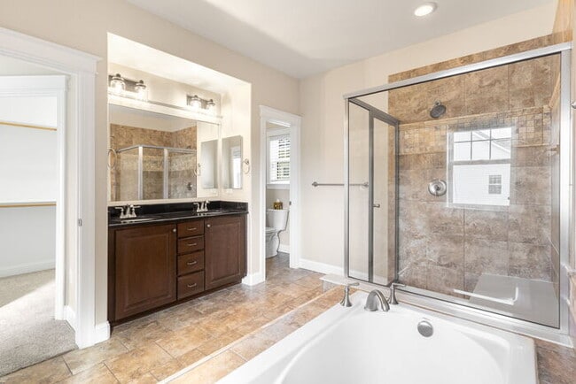 Building Photo - Spacious, modern 5 bed 4 bath home