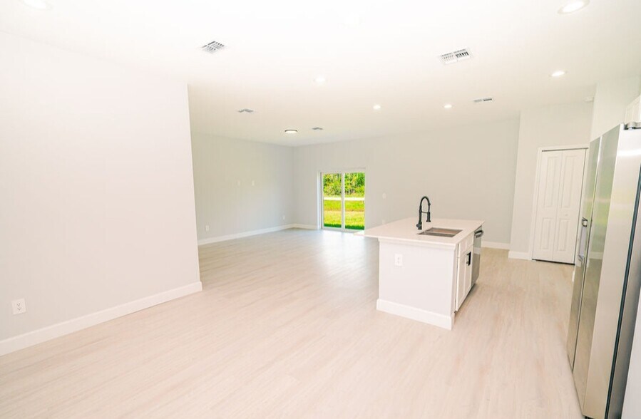 Building Photo - 1103 Saint Tropez Ct