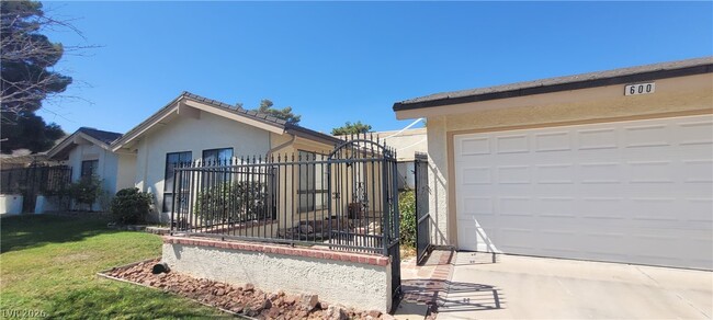 Building Photo - 600 Woodmount Dr