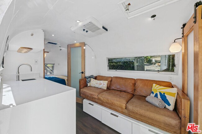 Building Photo - 7038 Dume Dr