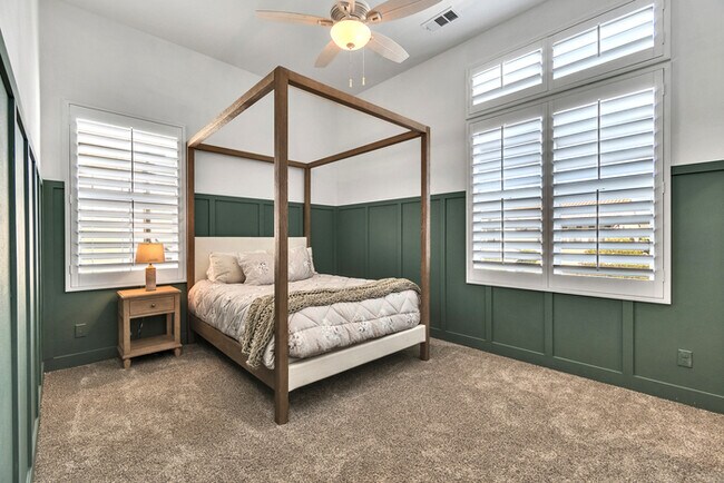 Building Photo - Light and bright 4 bedroom 3 bath beauty i...