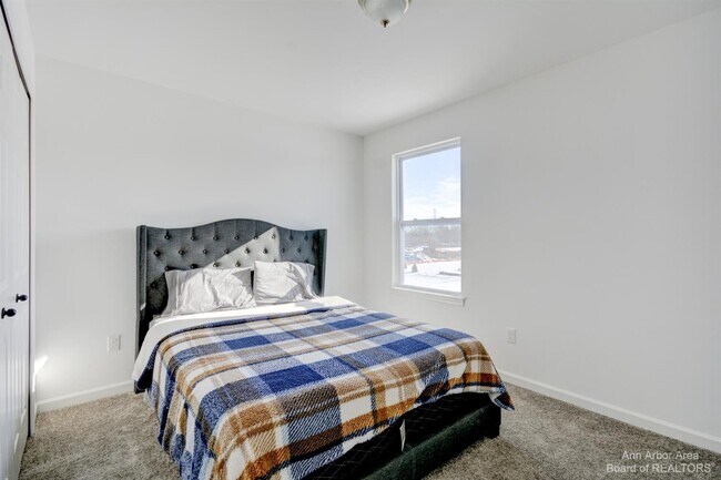 Building Photo - 9480 White Tail Dr