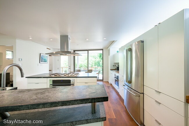Building Photo - Fully Furnished Contemporary Residence in the Heart of Arlington