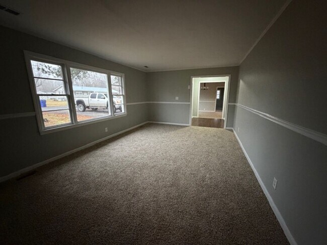 Building Photo - 3 Bedroom 2 Bath house with additional passthrough bedroom/ office