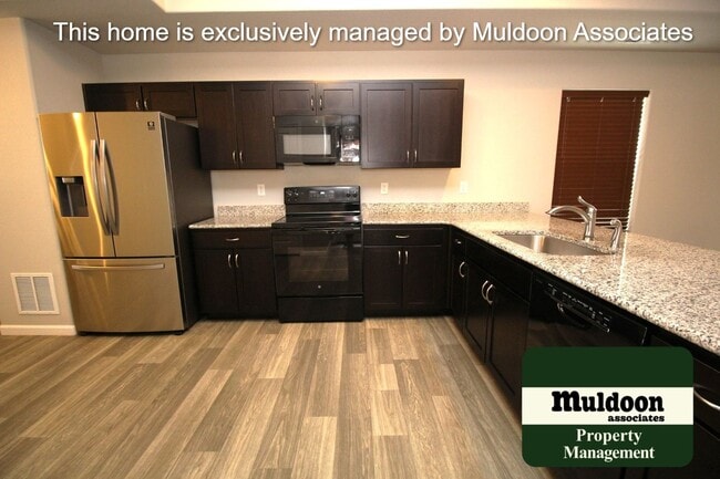 Building Photo - Beautiful end unit townhome