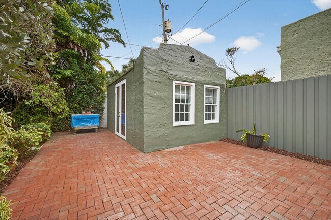 Building Photo - Historic West Palm Beach single-family home, with guest cottage!