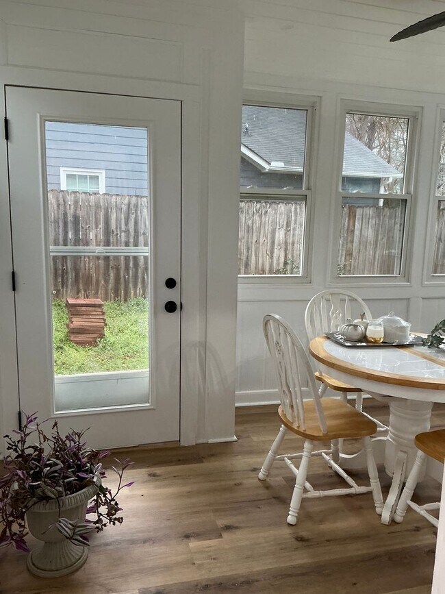 Building Photo - 2/2