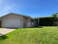 Building Photo - Large 3BD/2BA w/ Private Backyard!