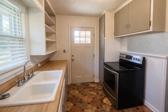 Building Photo - 2216 Downing St