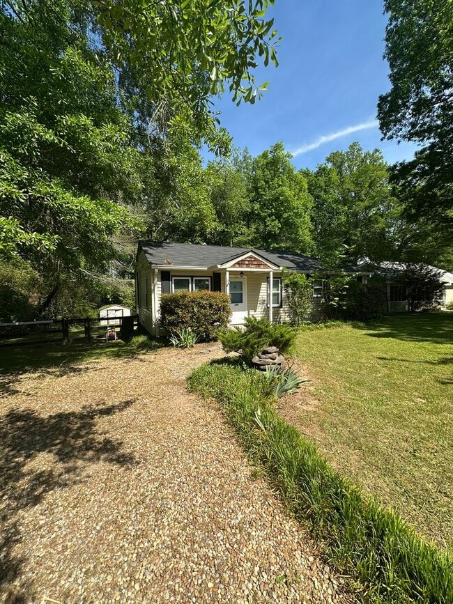 Building Photo - 2 Bedroom / One bathroom house!