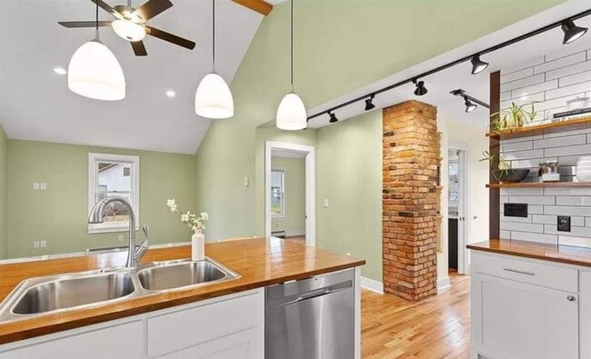 Building Photo - Downtown Bozeman Bungalow - 3 Bed | 2 Bath | Fully Renovated