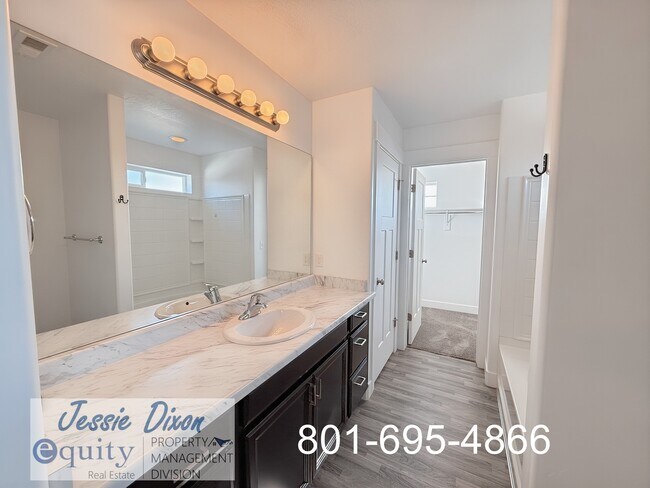 Building Photo - 1822 Parkview Dr