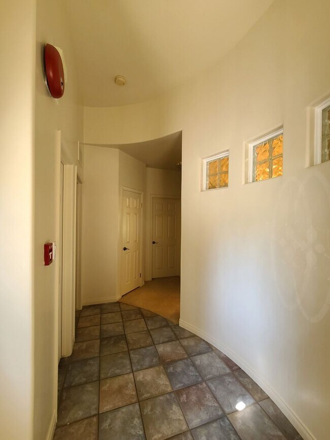 Building Photo - 4/2 bathroom located close to schools, sho...