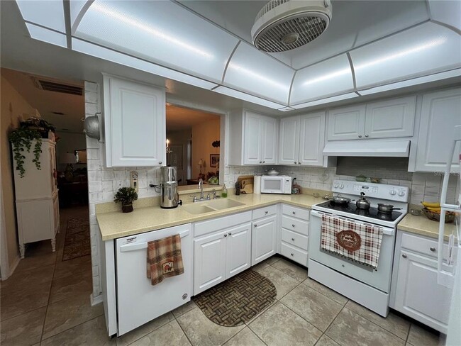 Building Photo - 2104 Hereford Dr