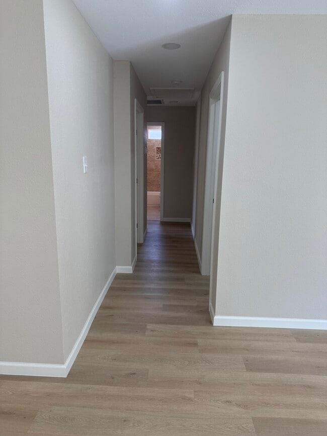 Building Photo - 1407 W Donovan St