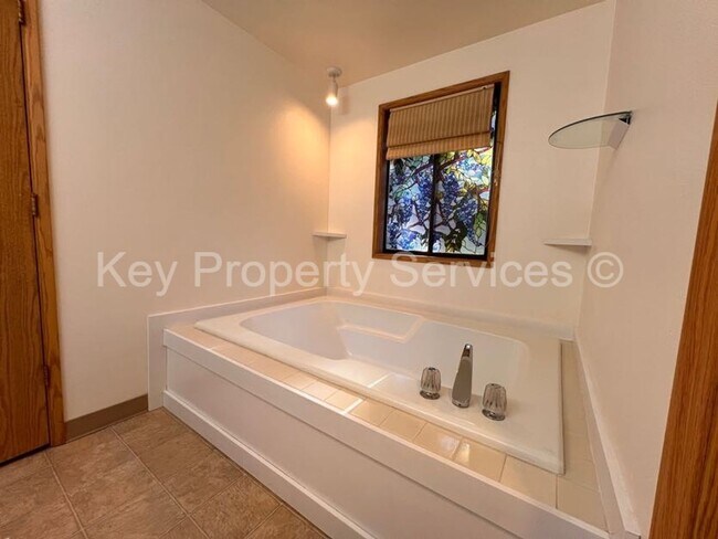 Building Photo - MOVE IN SPECIAL! HALF OFF! Updated Condo in Hazel Dell