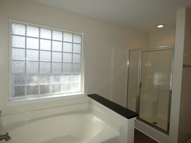 Building Photo - Spacious 4 Bed/3 Bath - Tanglewood