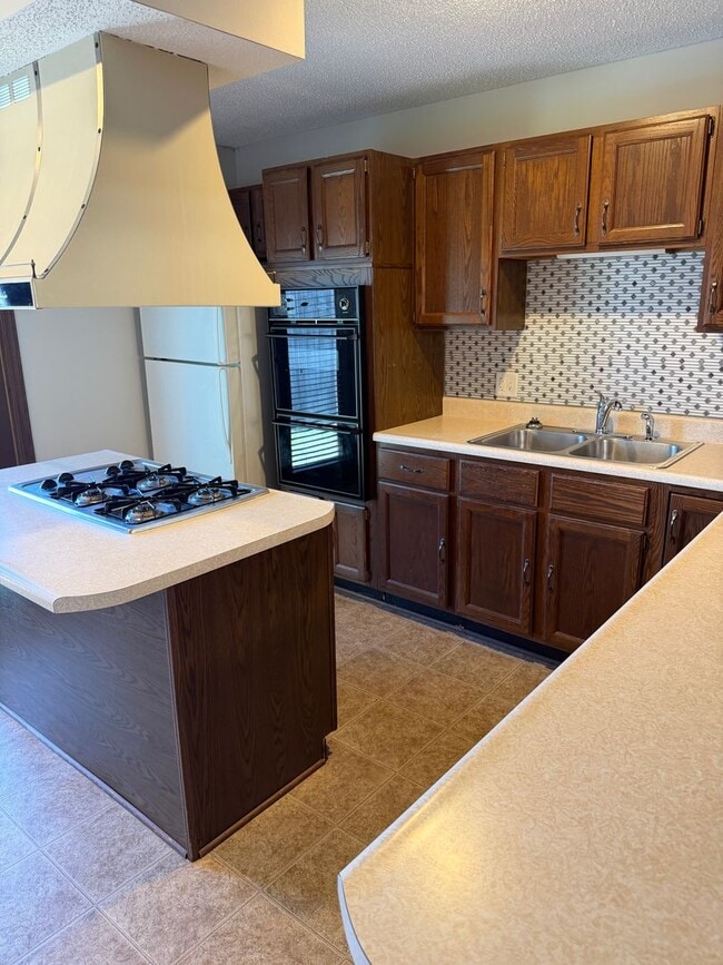 Building Photo - AWESOME WEST SIDE DUPLEX!