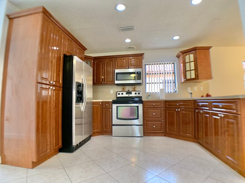 Kitchen - 6411 W 22nd Ct