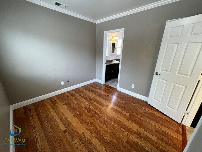 Building Photo - $4000 Beautiful Cottage Style 2 Bed 1 Bath...