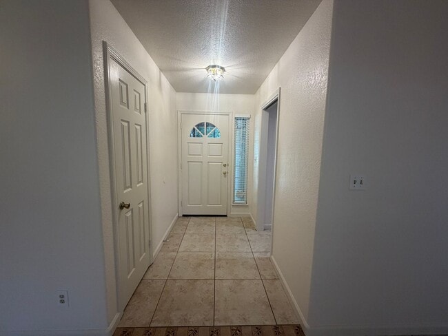 Building Photo - Single story near freeway access and major shopping!