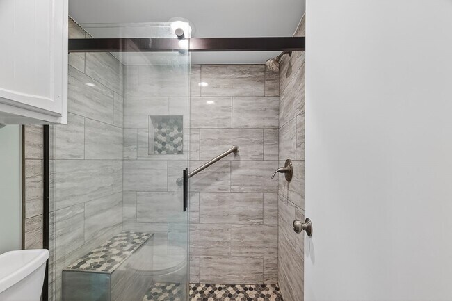 Building Photo - 18220 Vinland Dr