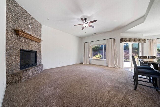 Building Photo - 3-bedroom, 2-bathroom home in great neighb...