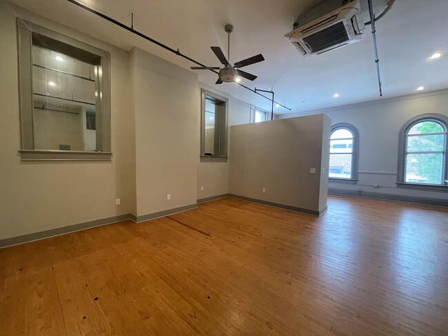 Building Photo - Large Downtown Studio Loft - Parking Inclu...