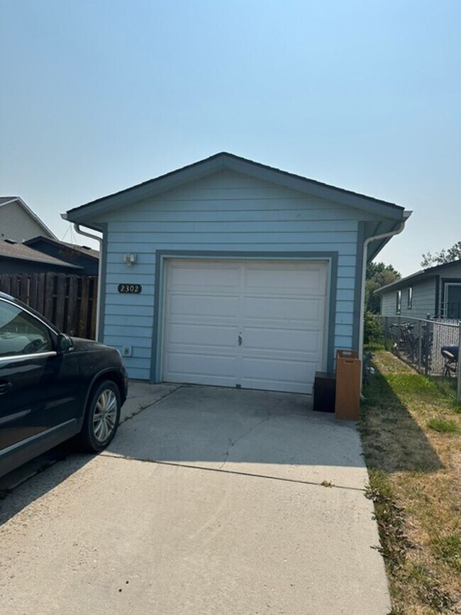 Building Photo - 2302 Leo Ave