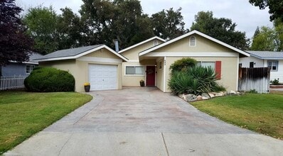 Building Photo - Beautiful 3 Bedroom 2 Bathroom Home Available 4/1/2026