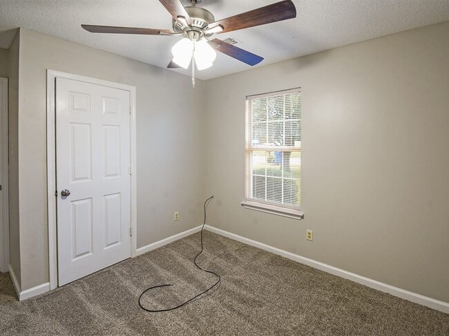 Building Photo - Adorable 3 bed, 2 bath home with stainless steel appliance package.