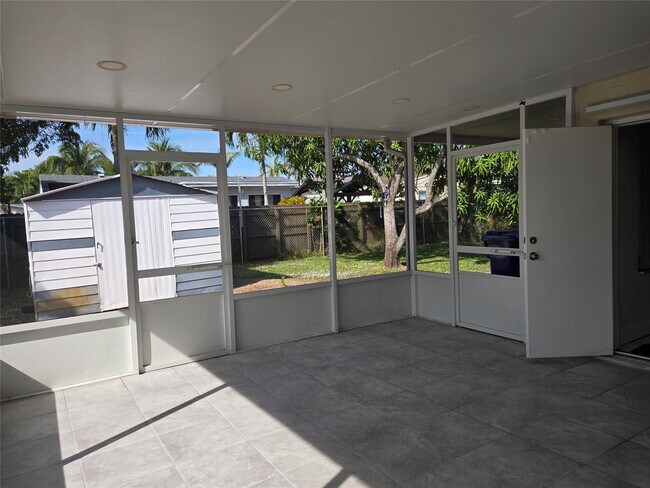 Building Photo - 2606 Alcazar Dr