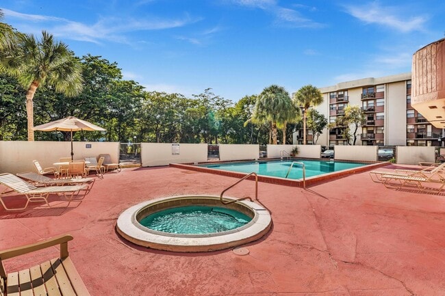 Building Photo - 2701 Riverside Dr