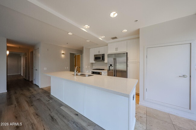 Building Photo - 7137 E Rancho Vista Dr