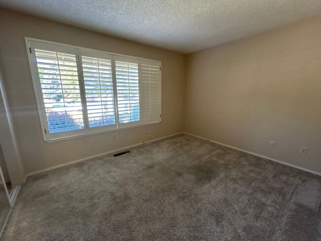 Building Photo - 6589 Meadowridge Dr