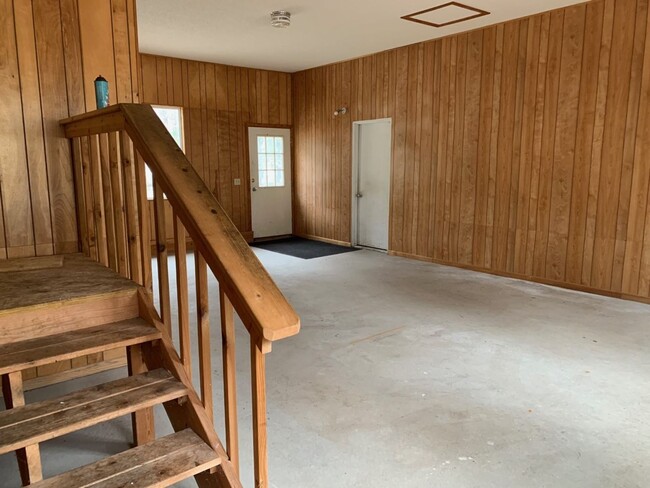 Building Photo - 3 Bedrooms, 2 Bathrooms Single Family Home...