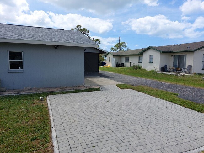 Building Photo - Adorable and Comfortable Sarasota Duplex! **Housing Choice Vouchers accepted**
